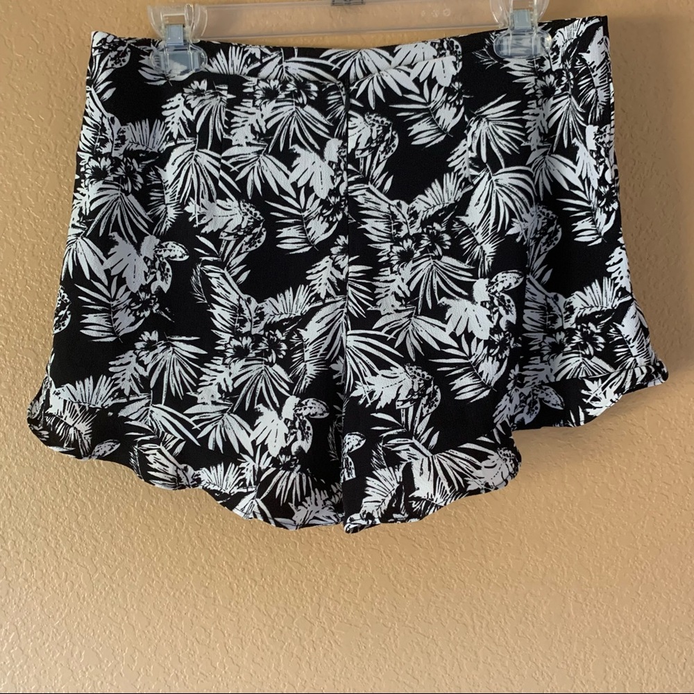 Forever 21 Black & White Tropical Ruffle Shorts - Medium
